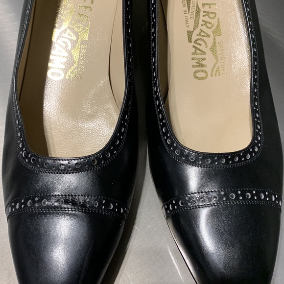 Salvatore Ferragamo Black Spectator Pump Size 9.5 - Picture 1 of 10